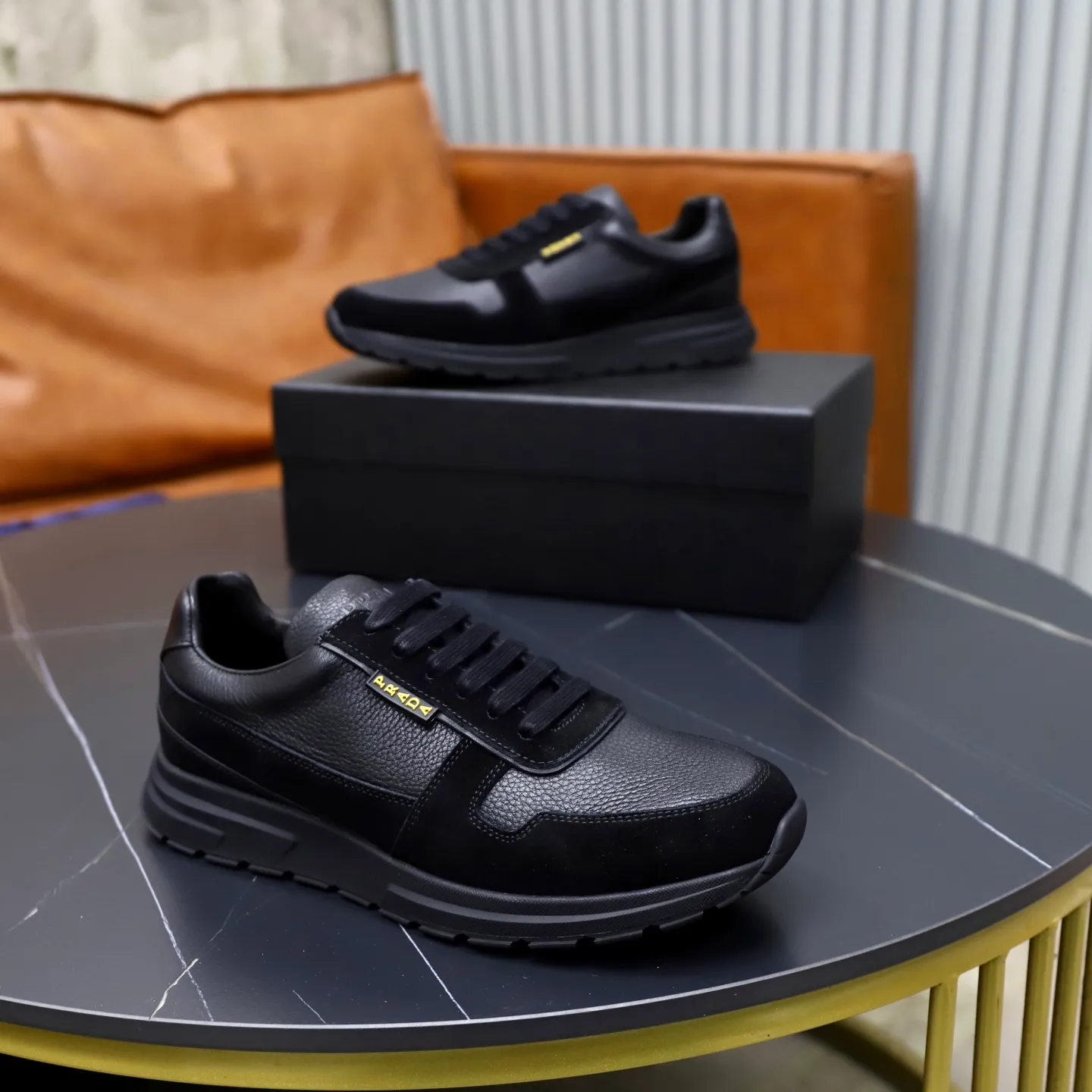 Factory price: 740💰Top original order Brand: PRADA (Prada) Standard code: Men's size 38/44 (45 can be customized) Grade: Same as the official website Material: Original cowhide stitching imported cowhide lining Original combination two-color wear-resistant soft outsole Style category: Leisure and sports version Young fashion European and American trend British style Color: Real picture color